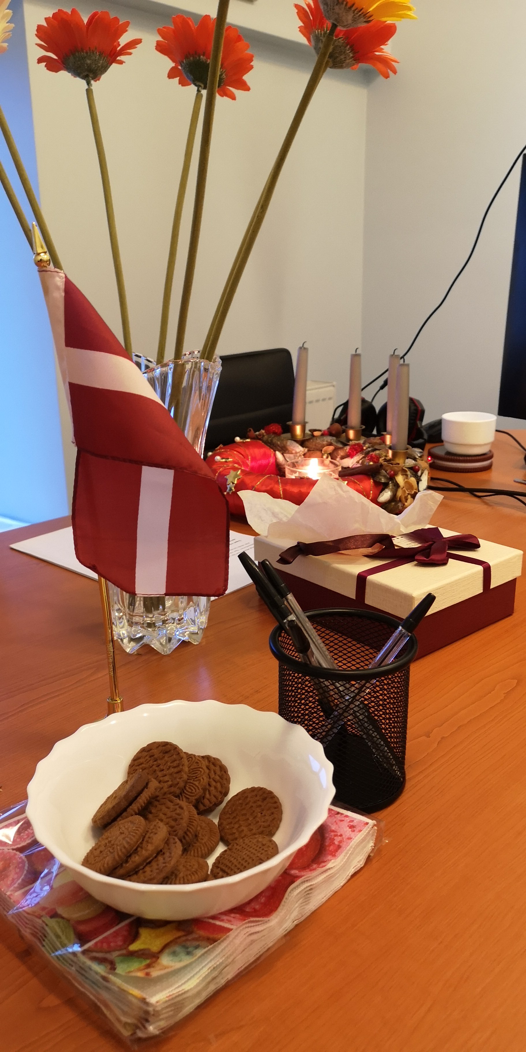 We wish you a calm and happy working day before Christmas!